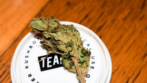 does-tea-go-bad-featured