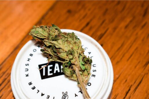 does-tea-go-bad-featured
