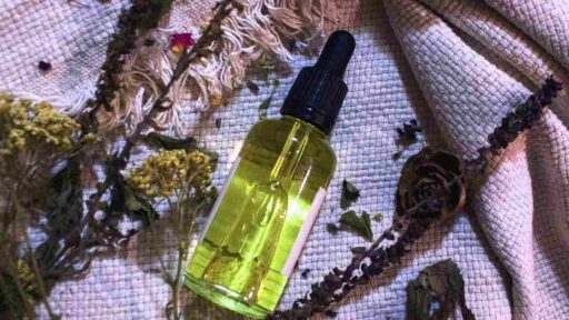 is-tea-tree-oil-good-for-hair-featured