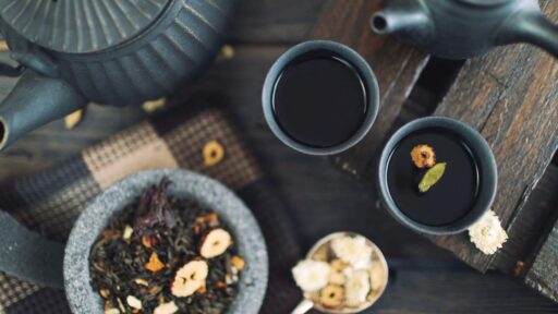 does-black-tea-have-caffeine-featured