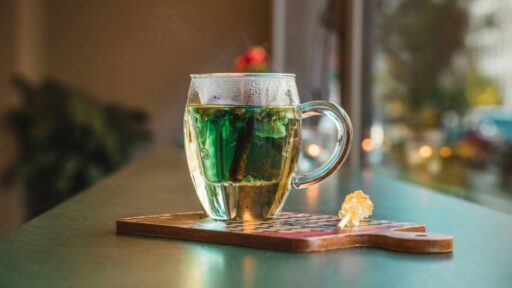 does-green-tea-help-with-bloating-featured