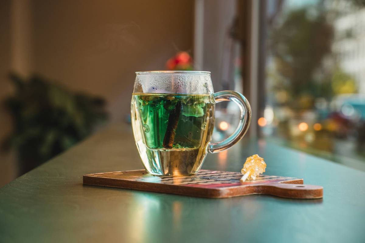 does-green-tea-help-with-bloating-featured