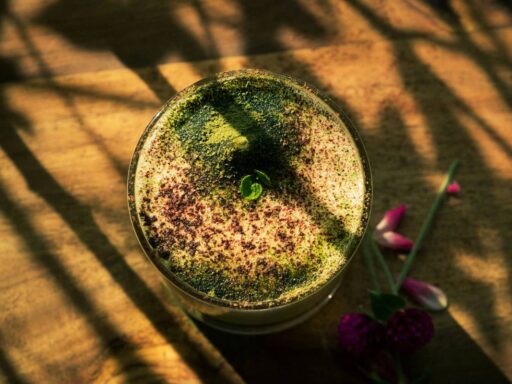 does-matcha-have-caffeine-featured