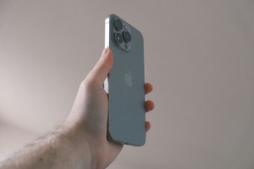 free-government-iphone-13-featured