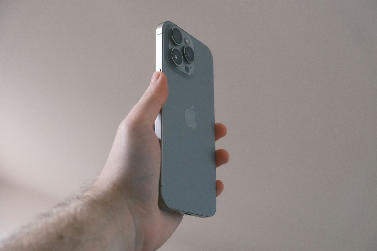 free-government-iphone-13-featured