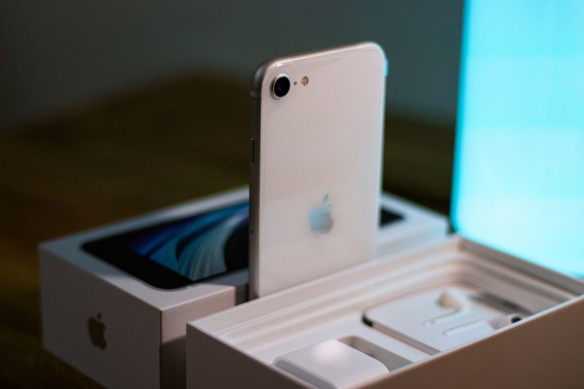 free-iphone-se-featured