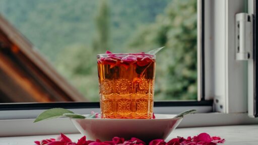 what-does-hibiscus-tea-taste-like-featured