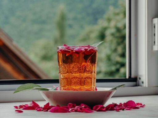 what-does-hibiscus-tea-taste-like-featured