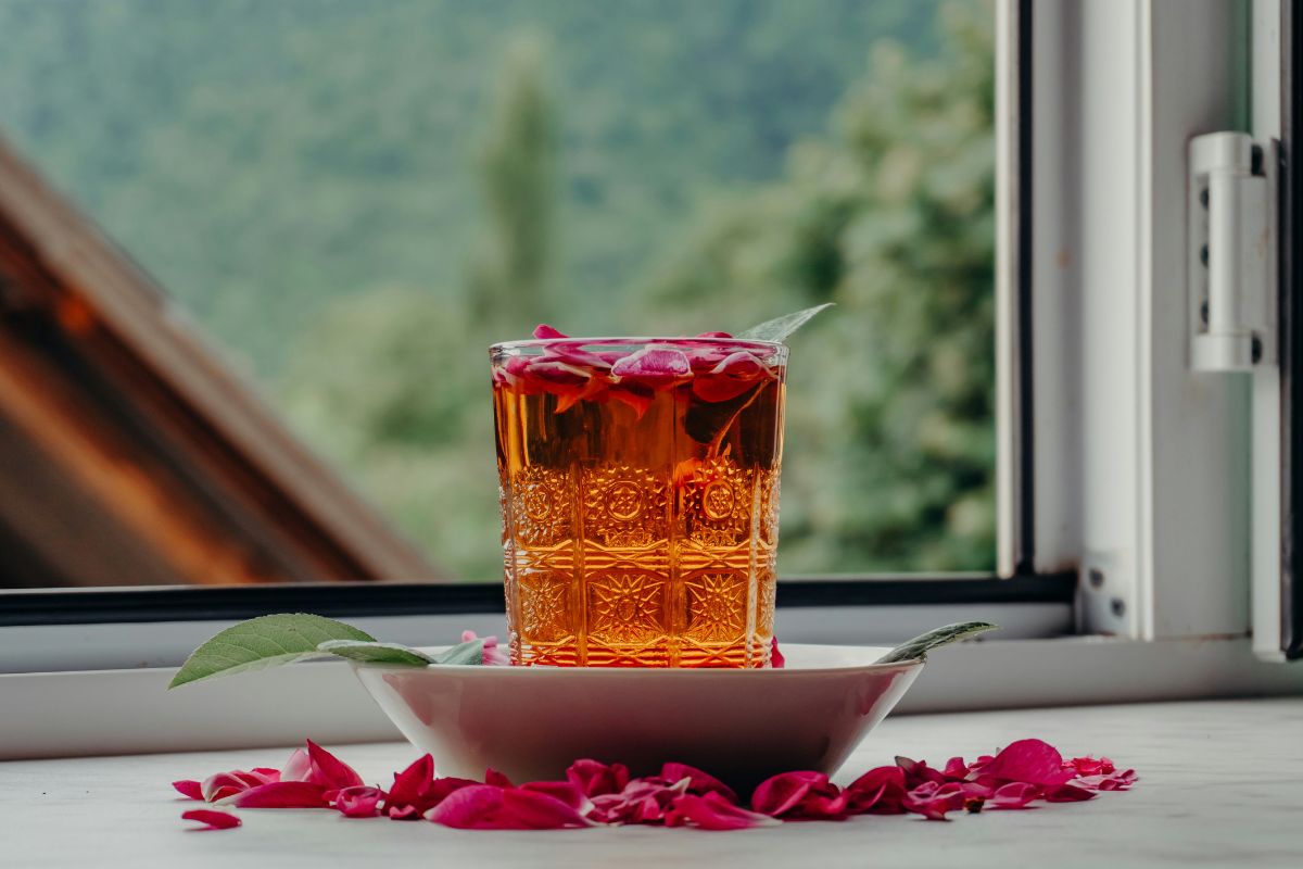 what-does-hibiscus-tea-taste-like-featured