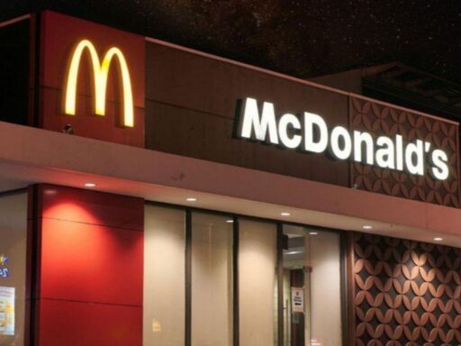 what-time-does-mcdonalds-stop-serving-breakfast-featured