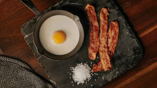 how-to-reheat-bacon-featured