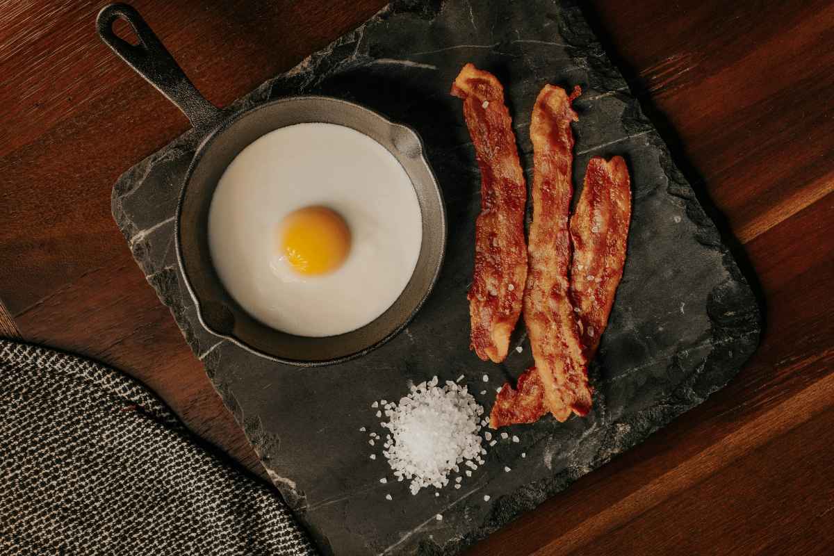 how-to-reheat-bacon-featured