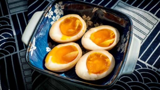 how-to-reheat-boiled-eggs-featured