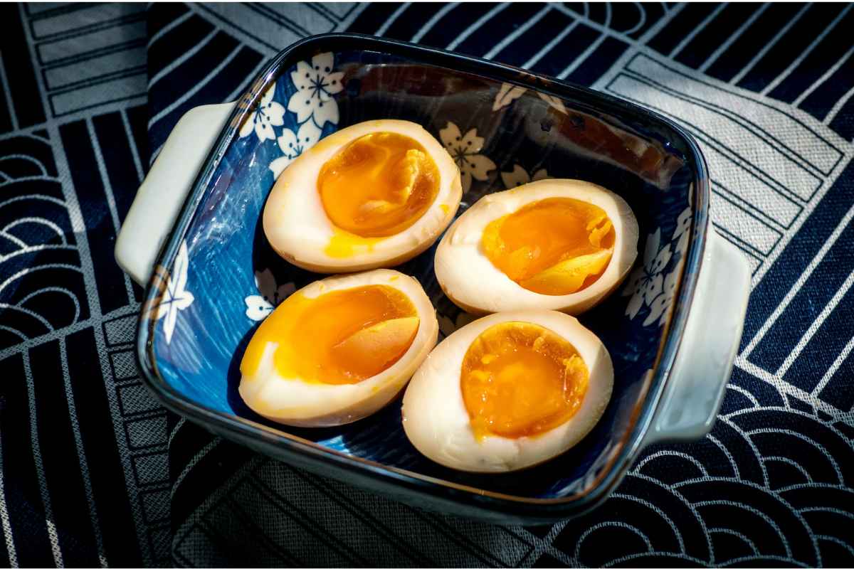 how-to-reheat-boiled-eggs-featured