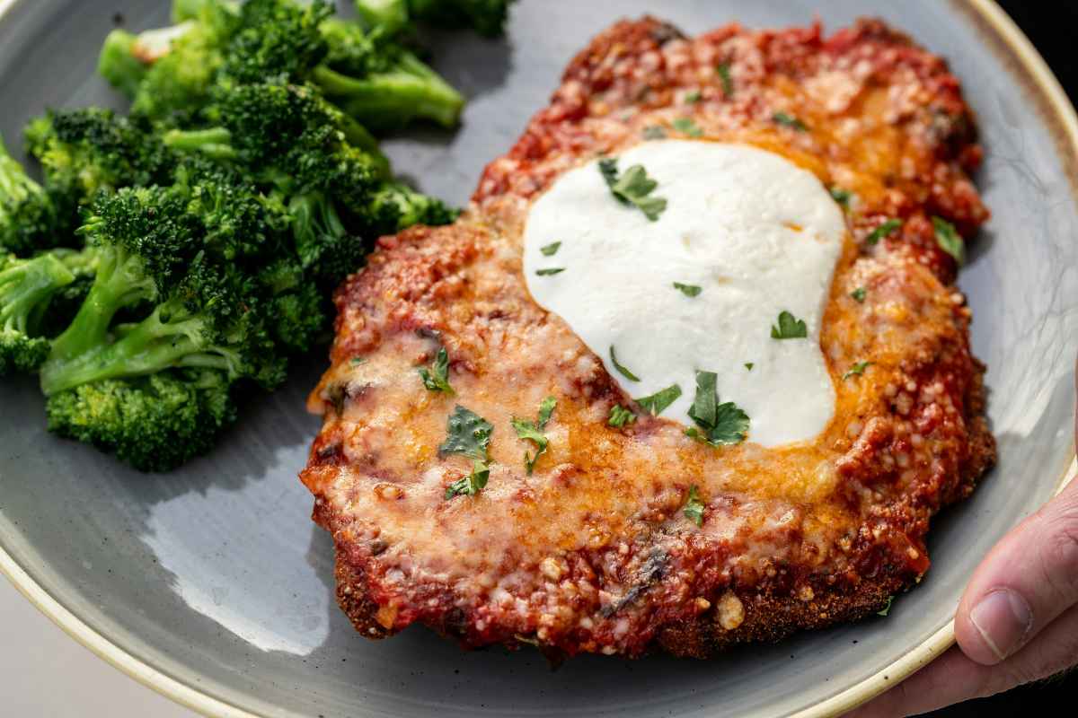 how-to-reheat-chicken-parm-featured