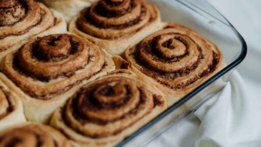 how-to-reheat-cinnamon-rolls-featured