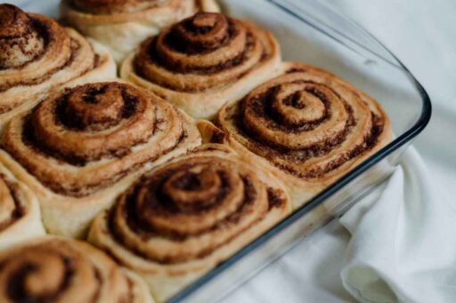 how-to-reheat-cinnamon-rolls-featured