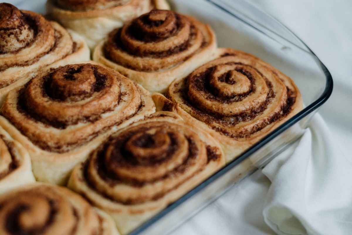 how-to-reheat-cinnamon-rolls-featured