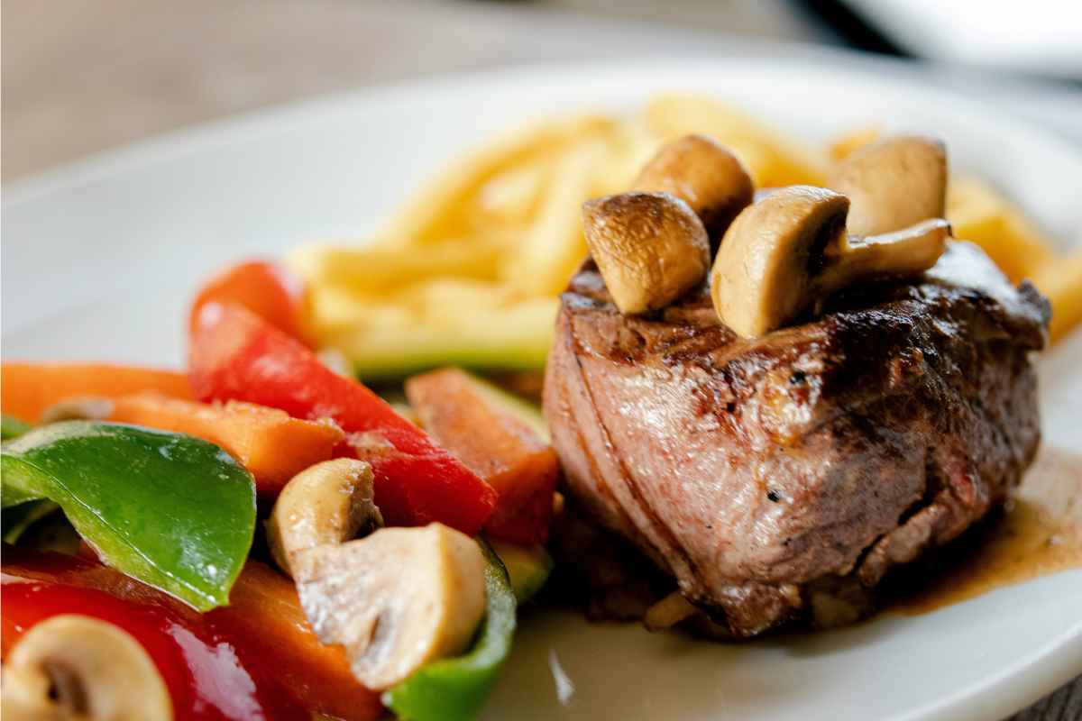 how-to-reheat-filet-mignon-featured