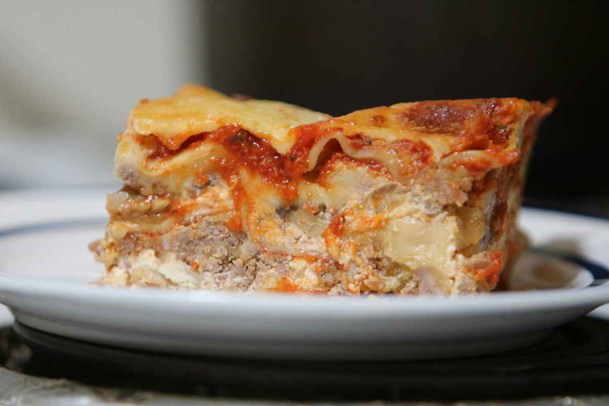 how-to-reheat-frozen-lasagna-featured