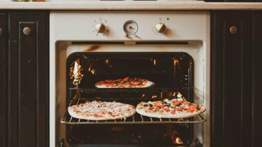 how-to-reheat-frozen-pizza-featured