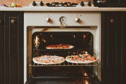 how-to-reheat-frozen-pizza-featured