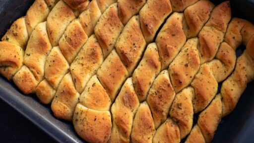 how-to-reheat-olive-garden-breadsticks-featured