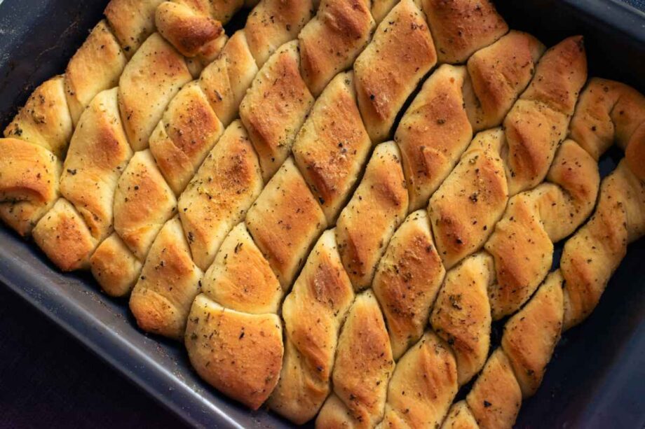 how-to-reheat-olive-garden-breadsticks-featured