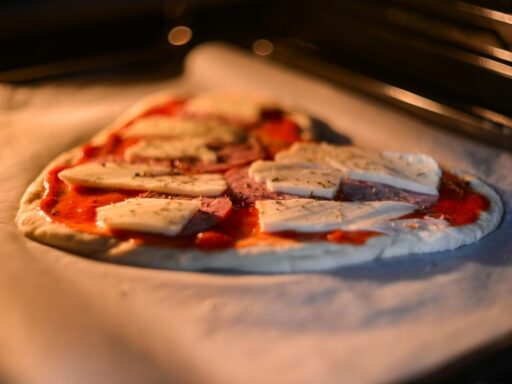 how-to-reheat-pizza-in-toaster-oven-featured