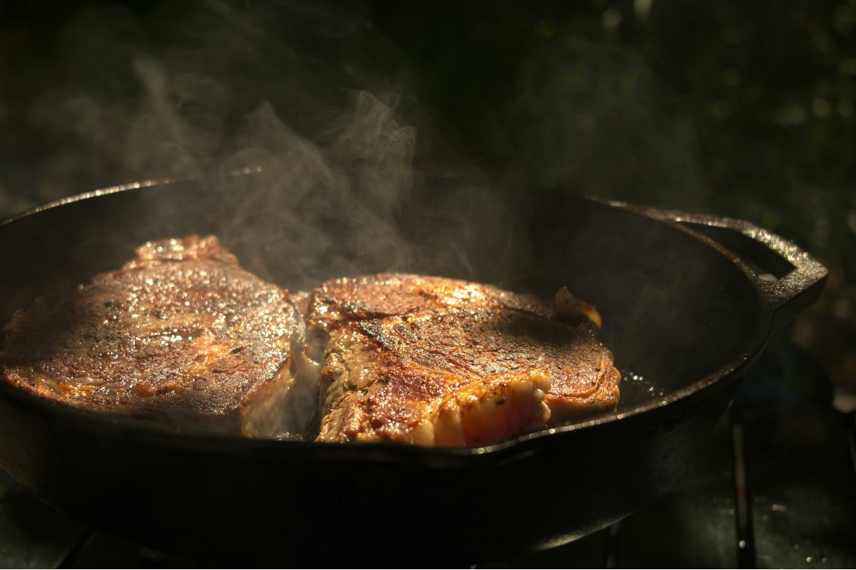 how-to-reheat-pork-chops-featured