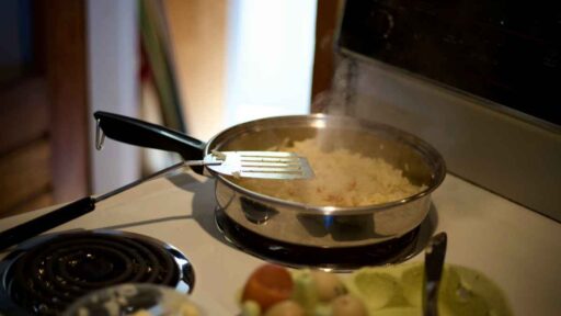 how-to-reheat-rice-on-stove-featured