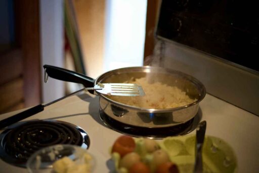 how-to-reheat-rice-on-stove-featured