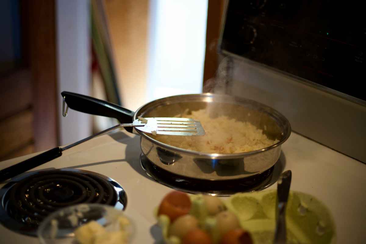 how-to-reheat-rice-on-stove-featured