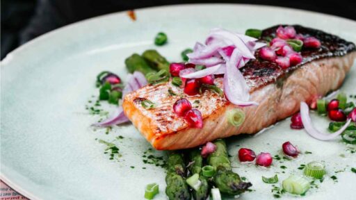 how-to-reheat-salmon-in-oven-featured