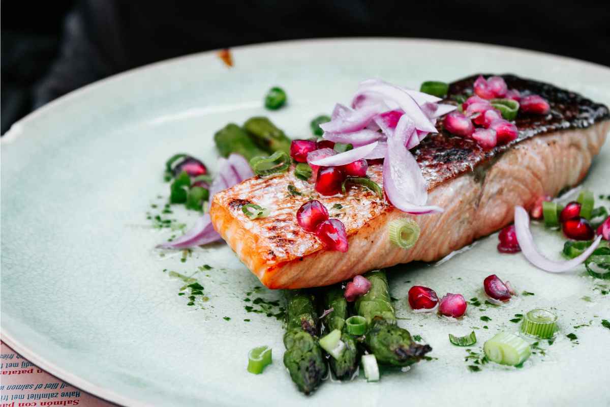 how-to-reheat-salmon-in-oven-featured