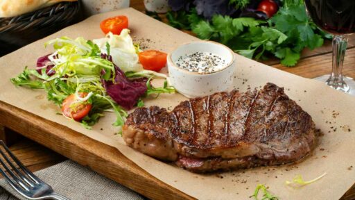 how-to-reheat-steak-in-oven-featured