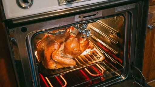 how-to-reheat-wings-in-the-oven-featured
