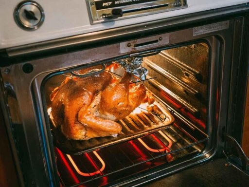 how-to-reheat-wings-in-the-oven-featured