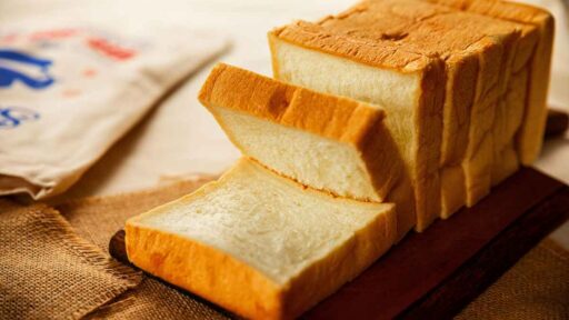 how-to-reheat-bread-featured