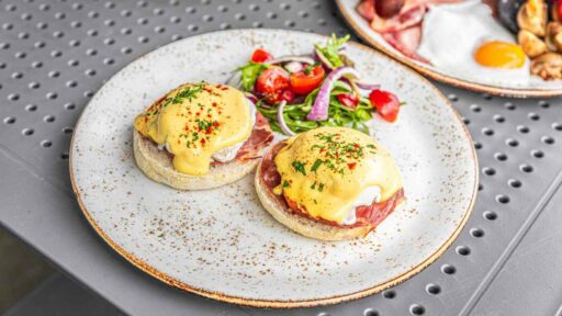 how-to-reheat-eggs-benedict-featured