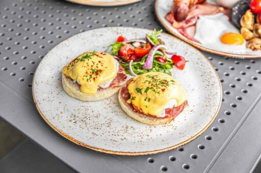 how-to-reheat-eggs-benedict-featured
