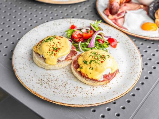 how-to-reheat-eggs-benedict-featured