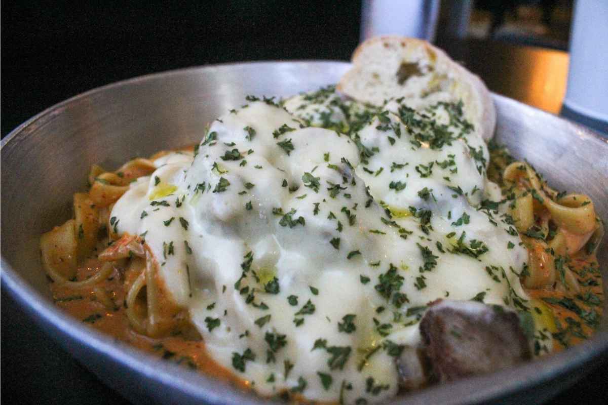 how-to-reheat-fettuccine-alfredo-featured