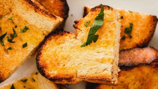 how-to-reheat-garlic-bread-featured