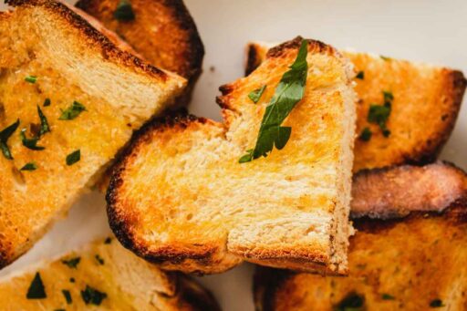 how-to-reheat-garlic-bread-featured