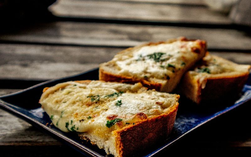 how-to-reheat-garlic-bread-four-ways