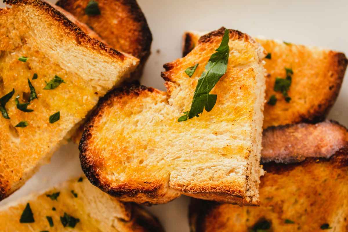 how-to-reheat-garlic-bread-featured