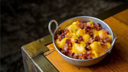 how-to-reheat-mac-and-cheese-in-oven-featured