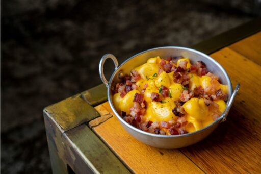 how-to-reheat-mac-and-cheese-in-oven-featured