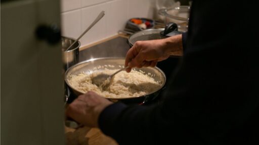 how-to-reheat-rice-without-a-microwave-featured